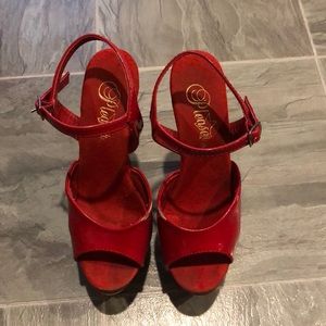 Well worn and loved 🍒 red pleaser heels